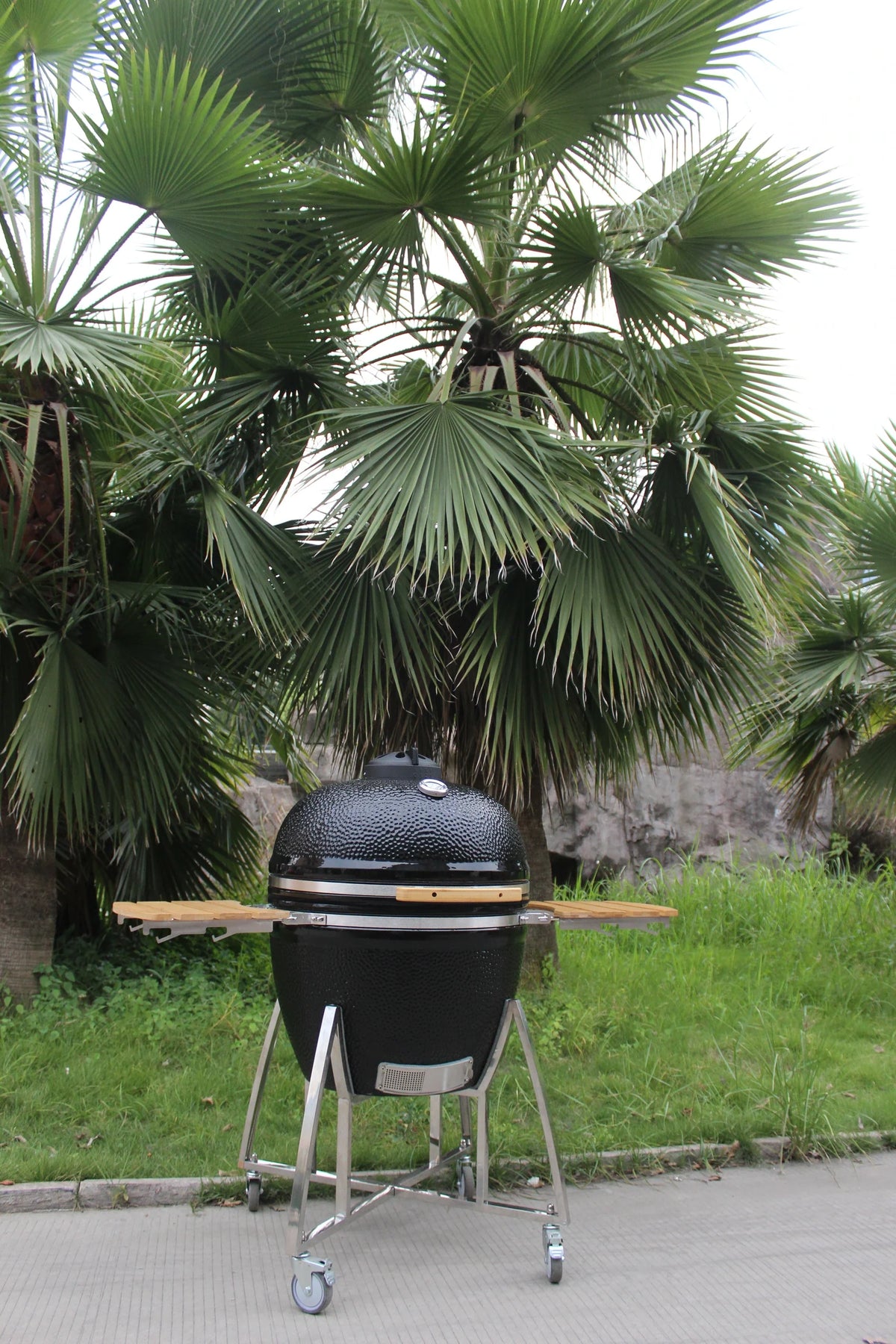 Kamado Moe Classic 27″ Black — Garden product view.