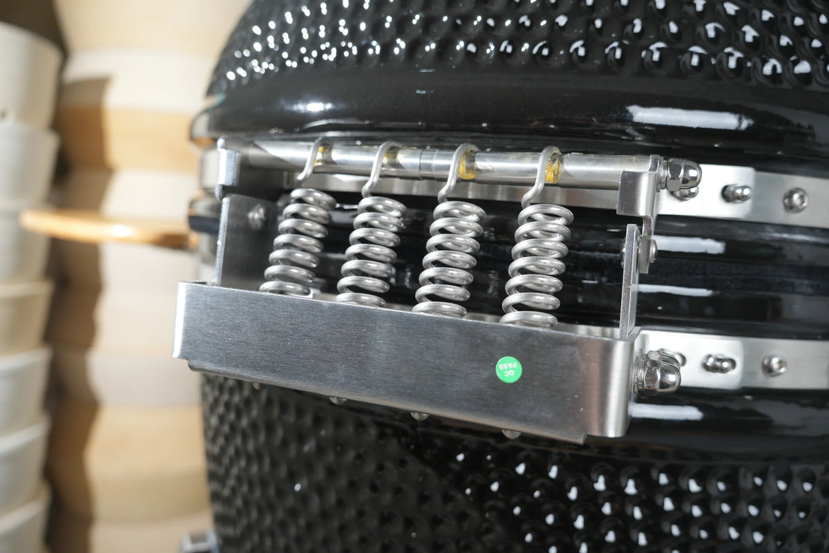 Kamado Moe Classic 29″ Black — Lid hinge detail.