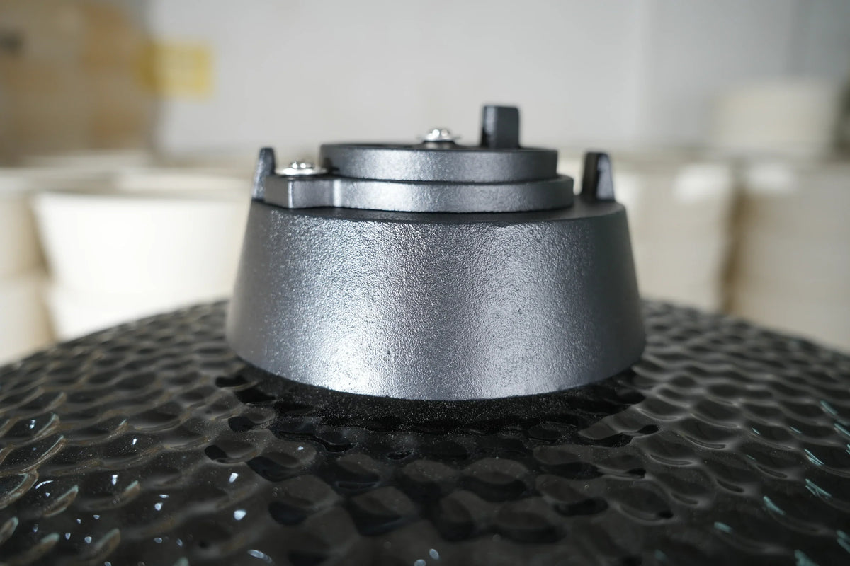 Kamado Moe Classic 29″ Black — Top vent detail.