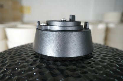 Kamado Moe Classic 29″ Black — Top vent detail.